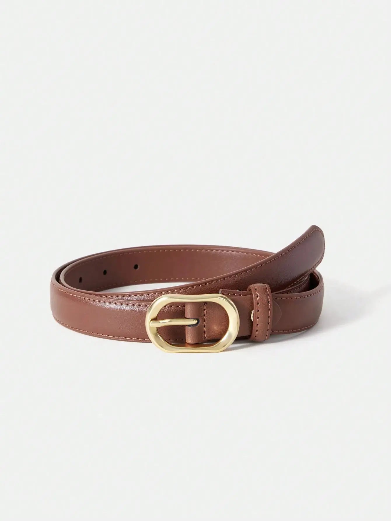 Ceinture marron en PU non extensible. Design épuré avec boucle ovale dorée. Largeur moyenne pour un style raffiné et sophistiqué. Nettoyage à sec recommandé.