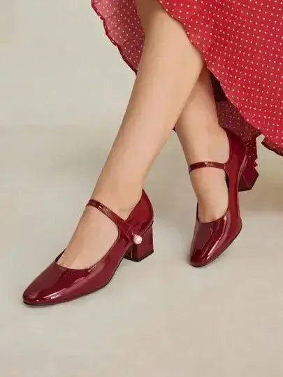 Chaussures Mary Jane Bordeaux.

Découvrez le raffinement avec notre paire en cuir de qualité supérieure, souple et durable. Dotées d'une bride délicate et d'un bout arrondi, ces chaussures affichent un design épuré dans une teinte bordeaux profond. Elles allient confort et élégance grâce à leur semelle intérieure confort et à leurs détails cousus main. Pour préserver leur souplesse, un nettoyage à la main est recommandé.