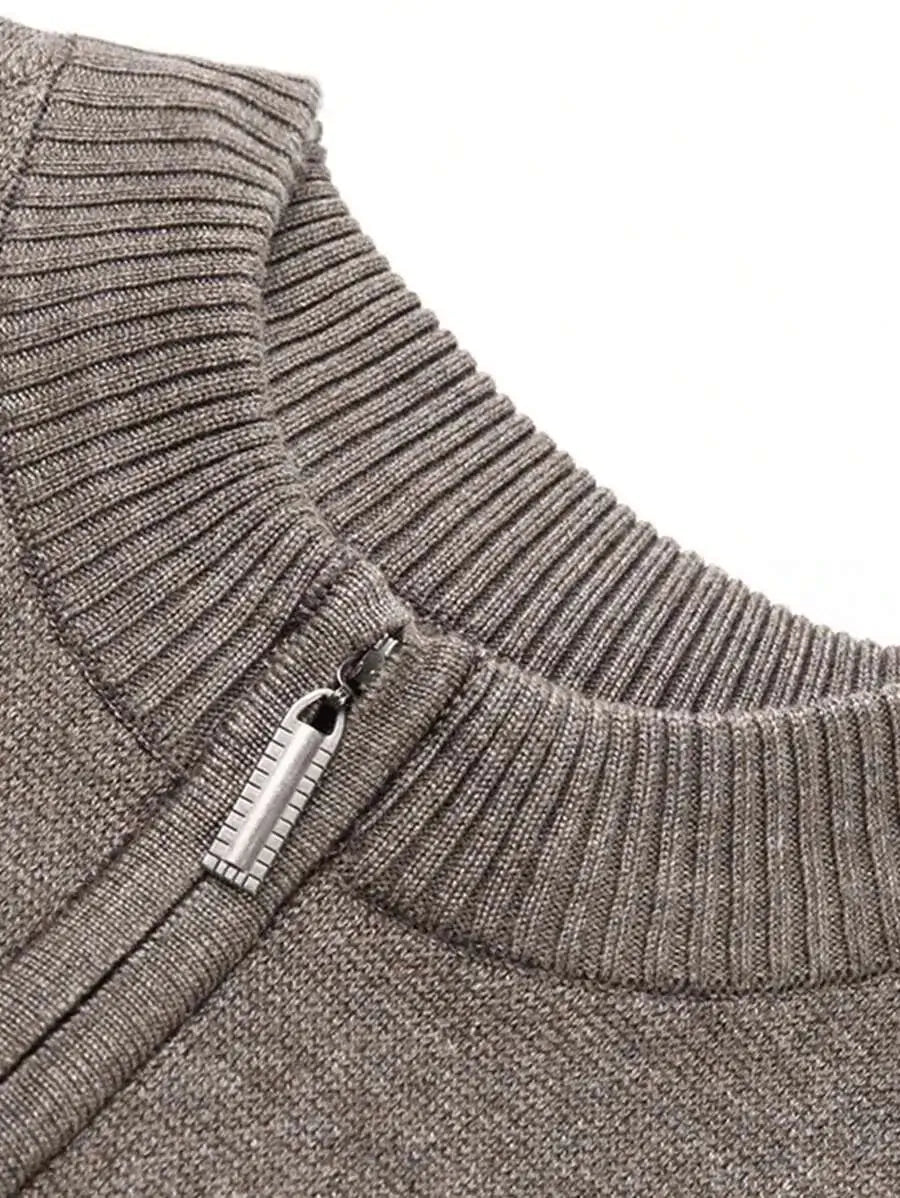 Pull Tricot Mérinos Zippé

Conçu en laine mérinos 100%, ce pull au col zippé associe élégance et confort. Sa coupe ajustée est mise en valeur par un motif torsadé élégant, le tout dans une teinte taupe riche et intemporelle. Les finitions soignées complètent son allure sophistiquée. Pour préserver sa qualité exceptionnelle, optez pour un lavage à la main ou un nettoyage à sec.