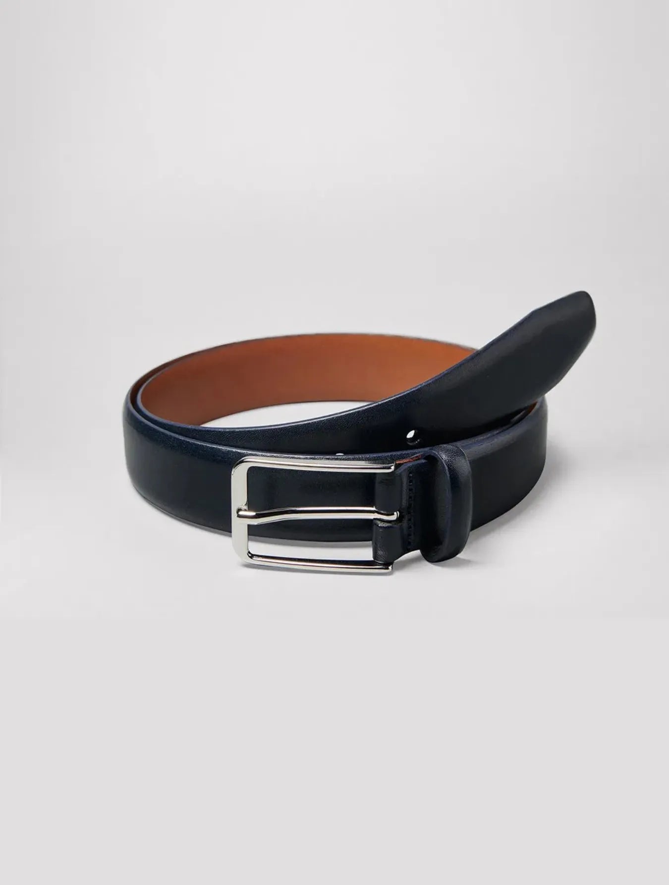 Ceinture en cuir noir avec boucle rectangulaire argentée, intérieur marron, idéale pour un look formel et élégant.