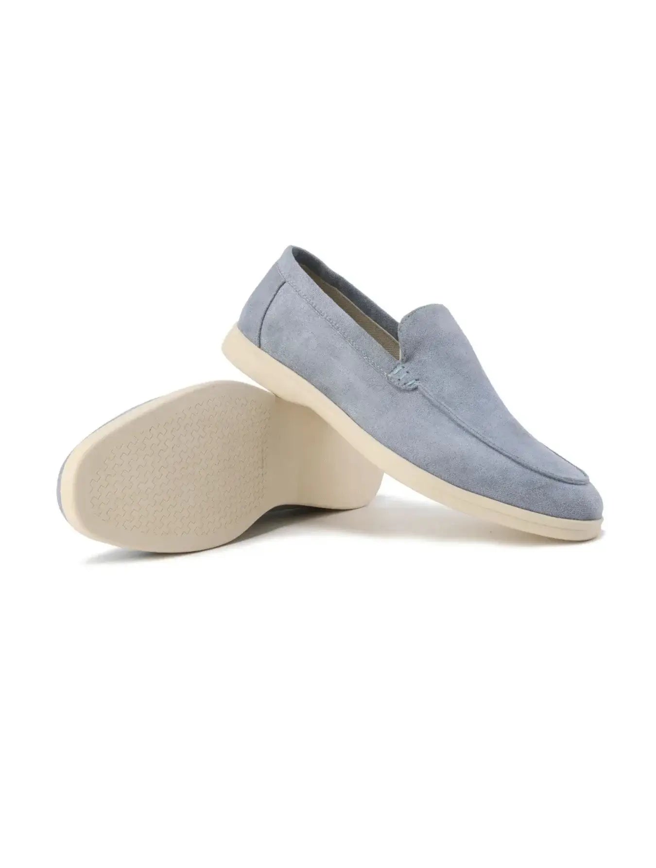 Mocassins en suédine douce avec extérieur en daim de qualité et intérieur en cuir pour un confort durable. Semelle extérieure en caoutchouc texturée, surpiqûres visibles, talon renforcé et semelle intérieure orthopédique rembourrée. Matériaux flexibles et résistants aux plis. Nettoyage à sec recommandé.
