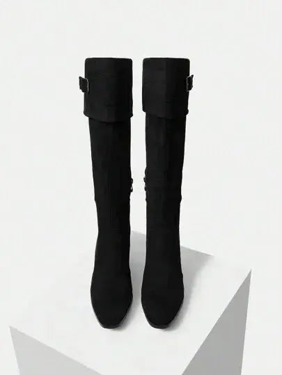 Bottes Noires à Boucle et Talon

Confectionnées en cuir noir de haute qualité, ces bottes allient élégance et confort. Dotées d'un talon carré et d'une boucle raffinée, leur design épuré et coupe ajustée rehaussent toute garde-robe sophistiquée. Les finitions soignées et la doublure intérieure douce offrent un confort optimal. Pour préserver la souplesse et l'éclat du cuir, un nettoyage à la main est recommandé.