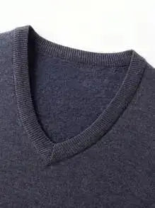 Pull tricoté en gris foncé, incarnant une élégance discrète pour l'automne. Sa coupe classique, col en V et manches longues apportent une touche moderne. Composé de 65.2% polyamide, 22.6% polyester, 9.8% acrylique, 2.4% laine. Style unicolore, sans extensibilité et non transparent. Entretien par lavage à la main ou nettoyage à sec.