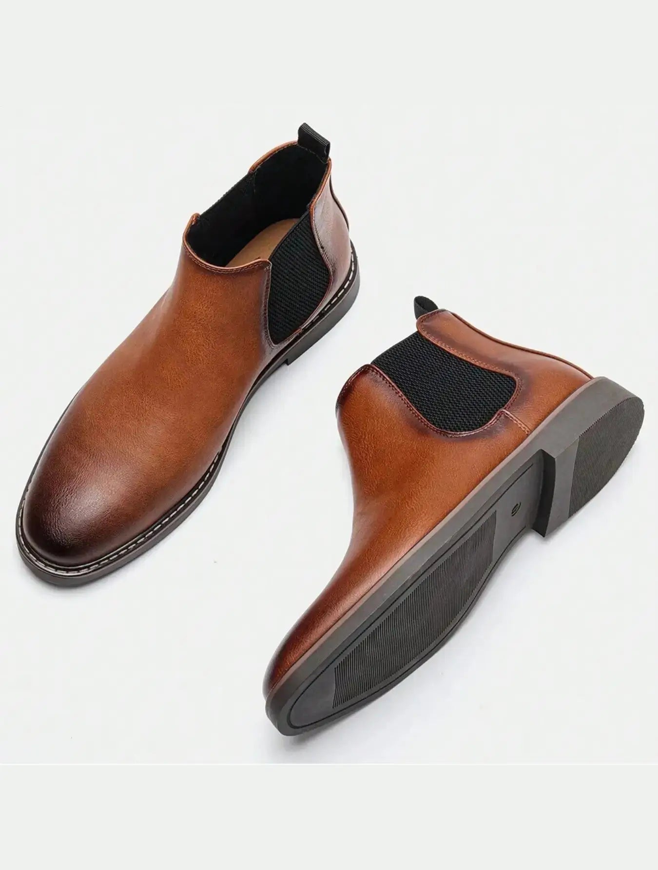 Bottes Chelsea en cuir synthétique tabac avec panneaux élastiques, style élégant et sophistiqué pour hommes.