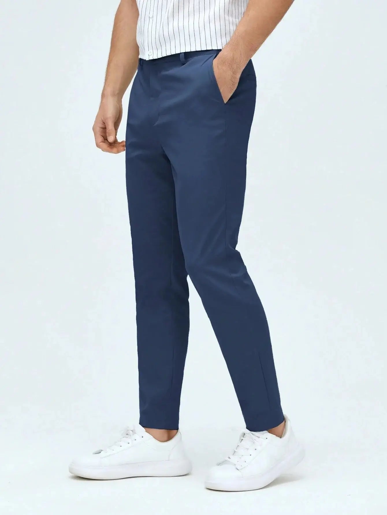 Pantalon élégant en 100% polyester, avec coupe régulière, taille naturelle et fermeture zippée. Disponible en bleu marine, beige et bleu clair. Doté de boutons et poches pour un style pratique et épuré. Lavable en machine ou nettoyage à sec recommandé.