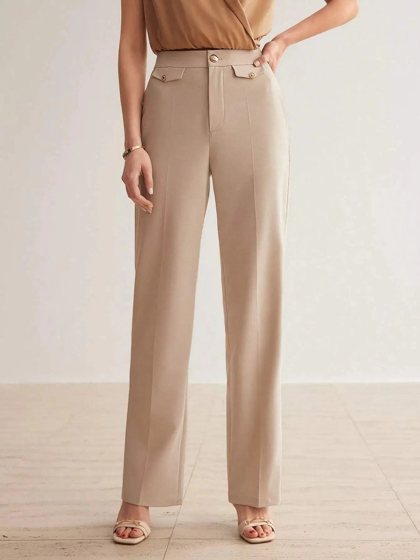 Pantalon en 100% polyester de haute qualité, offrant une texture douce et durable. Coupe droite raffinée avec fermeture éclair, rabat, et poches intégrées. Teinte beige sophistiquée. Finitions élégantes avec ceinture intégrée et plis soignés. Entretien : lavage en machine ou nettoyage à sec recommandé.