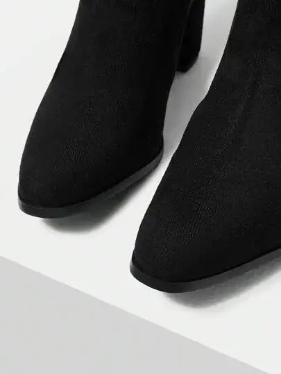 Bottes Noires Perles

Fabriquées en cuir souple, ces bottes allient confort et détails raffinés. Elles présentent une coupe ajustée ornée de perles et une semelle intérieure rembourrée pour un confort optimal. La couleur noir profond et le talon carré assurent une stabilité élégante. Entretien : nettoyage à sec recommandé; éviter l'humidité pour conserver la qualité du cuir.