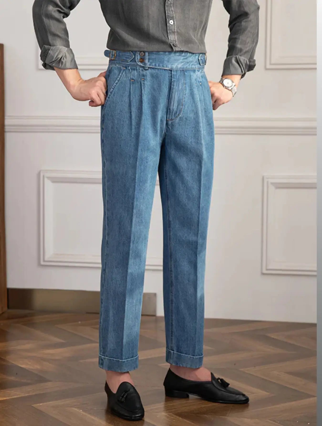 Pantalon en jean taille haute, coupe rétro ample, ceinture ajustable, poches latérales. Disponible en bleu clair ou foncé. Lavage à froid conseillé.