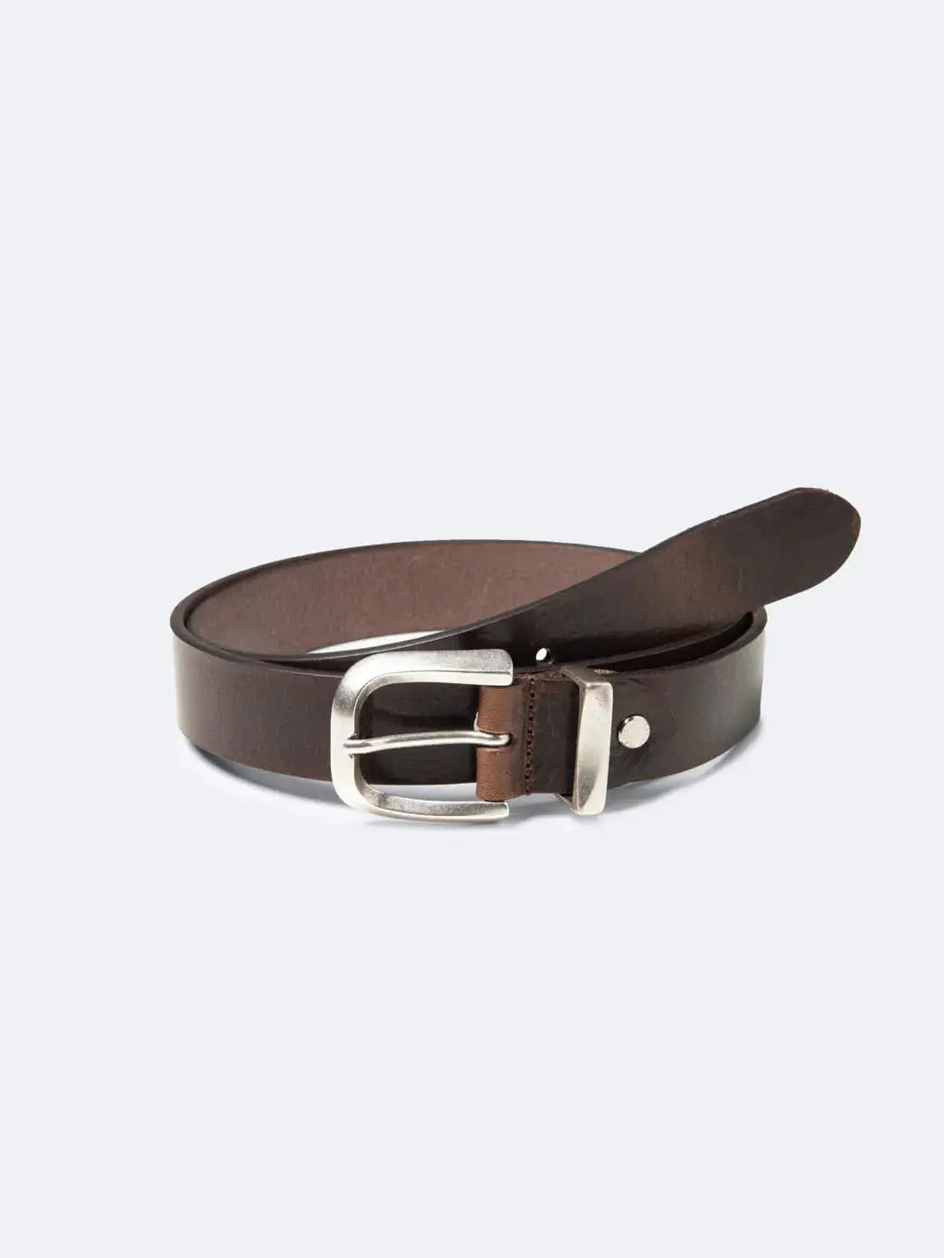 Ceinture en cuir lisse marron foncé, conçue pour un style classique et intemporel. Dotée d'une boucle rectangulaire en métal argent vieilli, elle offre un ajustement polyvalent grâce à ses cinq trous. Unisexe, elle rehausse toutes les tenues. Nettoyage à sec recommandé pour préserver la qualité du cuir.