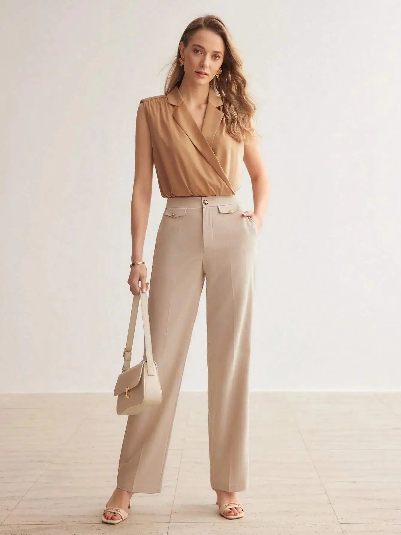 Pantalon en 100% polyester de haute qualité, offrant une texture douce et durable. Coupe droite raffinée avec fermeture éclair, rabat, et poches intégrées. Teinte beige sophistiquée. Finitions élégantes avec ceinture intégrée et plis soignés. Entretien : lavage en machine ou nettoyage à sec recommandé.