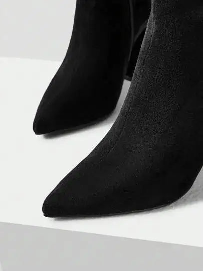 Bottines en suédine noire de qualité supérieure, au design chic avec un bout légèrement pointu et une fermeture éclair latérale. Ornées de clous décoratifs pour un style audacieux, elles possèdent un talon carré épais garantissant confort et stabilité. Couleur noire classique. Nettoyage à la main recommandé pour préserver l'apparence du faux daim.