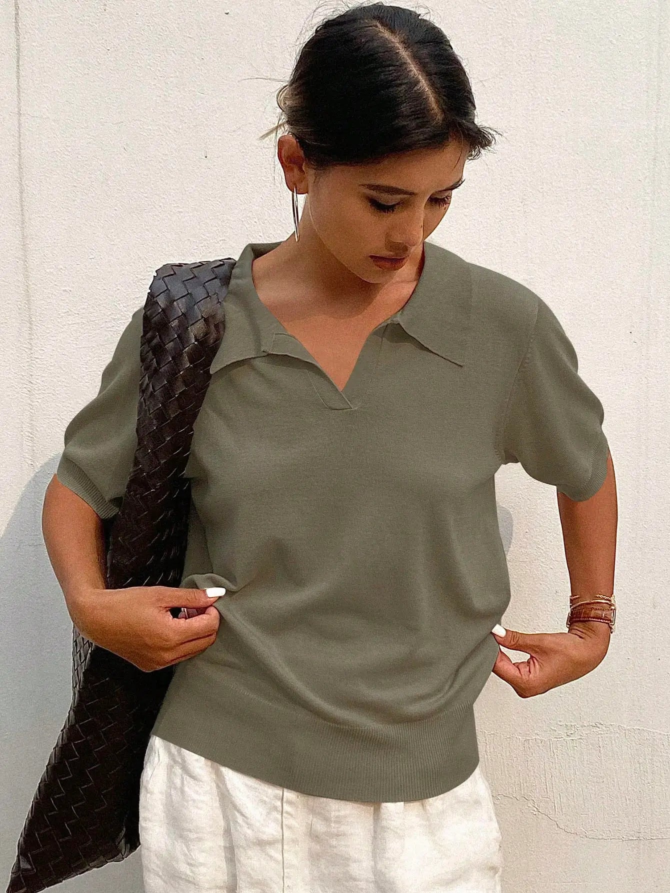 Polo féminin en maille fine, mélange de coton et viscose, alliant douceur et légèreté. Coupe droite fluide, col en V sans boutons, ourlets côtelés. Disponible en blanc cassé, beige sable et vert olive. Design épuré avec finition mate pour un confort quotidien. Lavage en machine à froid et repassage à basse température recommandés.