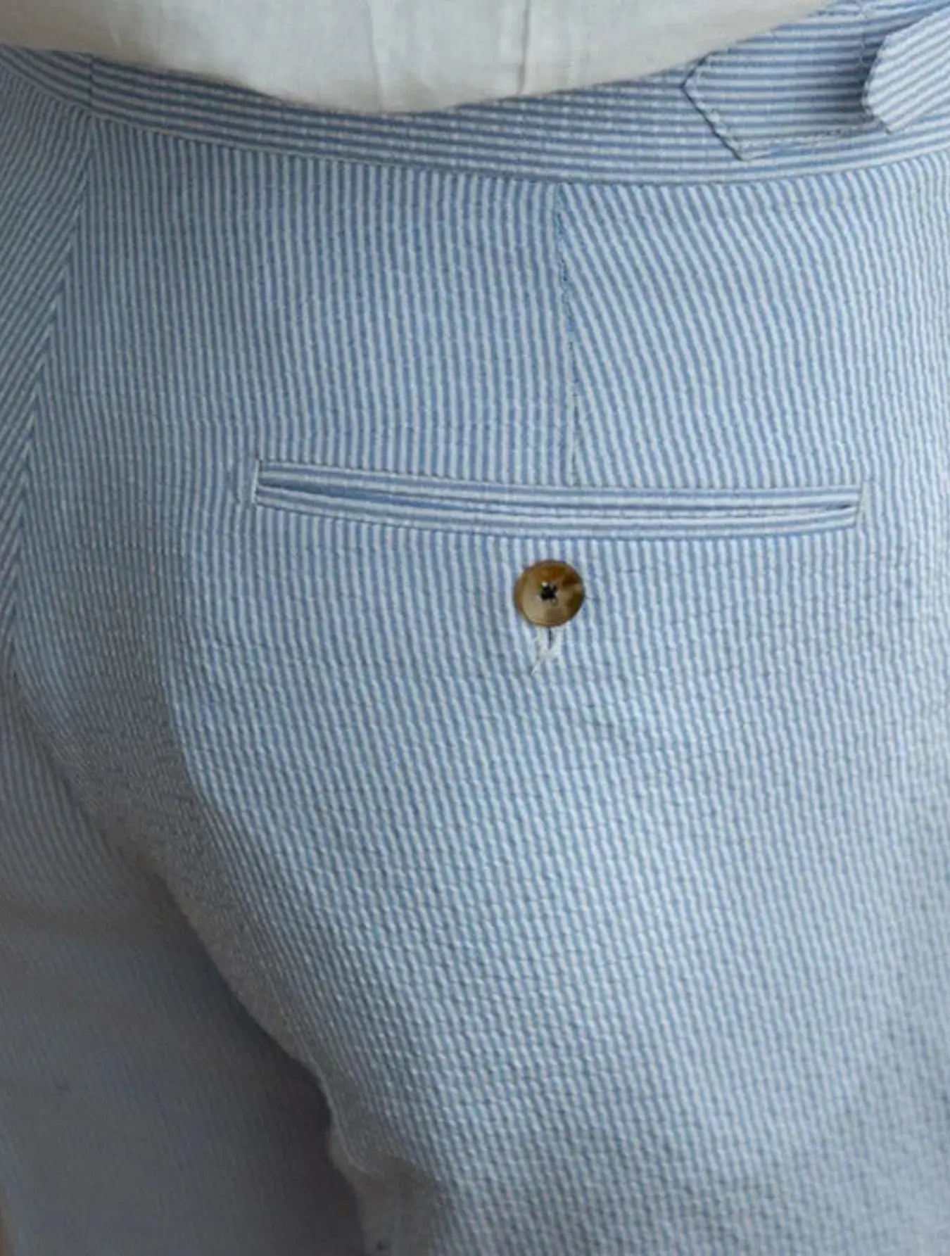 Jean taille haute en denim durable et confortable. Coupe ample rétro avec ceinture ajustable et fermeture à bouton. Deux poches latérales inclinées. Disponible en bleu clair ou foncé, avec plis avant et ourlets soignés. Lavage à froid recommandé.