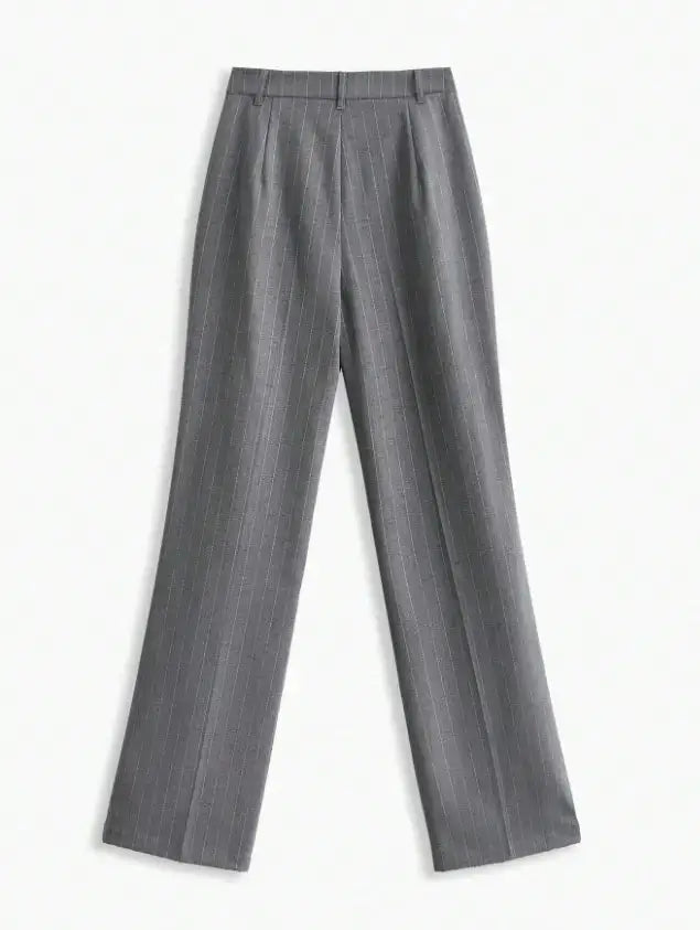 Pantalon rayé gris en mélange de polyester (69%), viscose (29%), et élasthanne (2%) pour un confort optimal. Coupe droite avec taille naturelle, boutons et poches élégants. Motif rayé et finitions soignées pour un style intemporel. Lavage en machine ou nettoyage à sec recommandé.