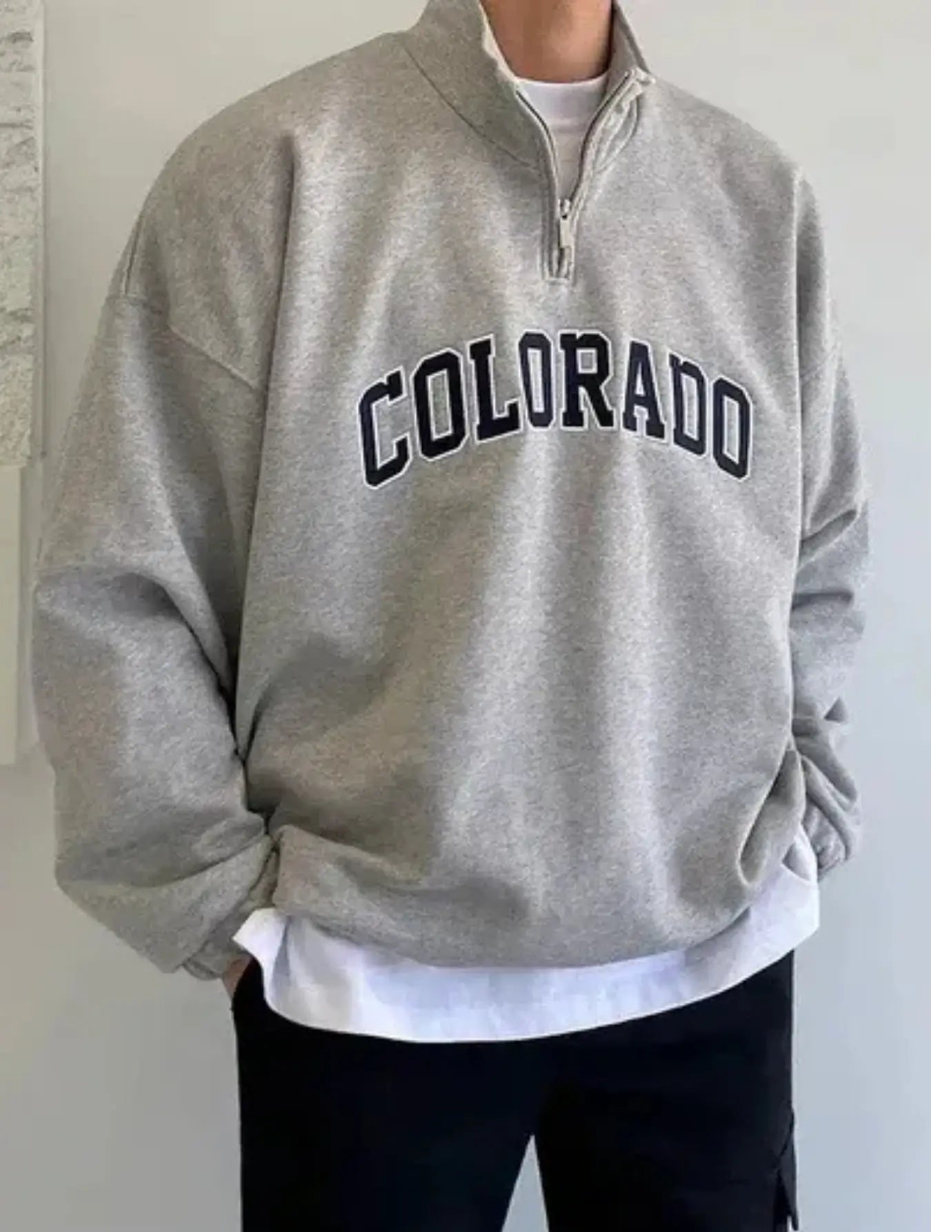 Pull Col Montant Zippé

Découvrez une pièce sophistiquée avec ce pull en 100% polyester, alliant élégance intemporelle et confort. Doté d'un col zippé, de manches longues et d'une coupe ajustée, il dessine une silhouette distinguée. Présenté en gris avec touches de noir, il offre des motifs subtils et des finitions raffinées, incluant un zip en métal brossé. Un lavage à la main est recommandé pour préserver la qualité du matériau.