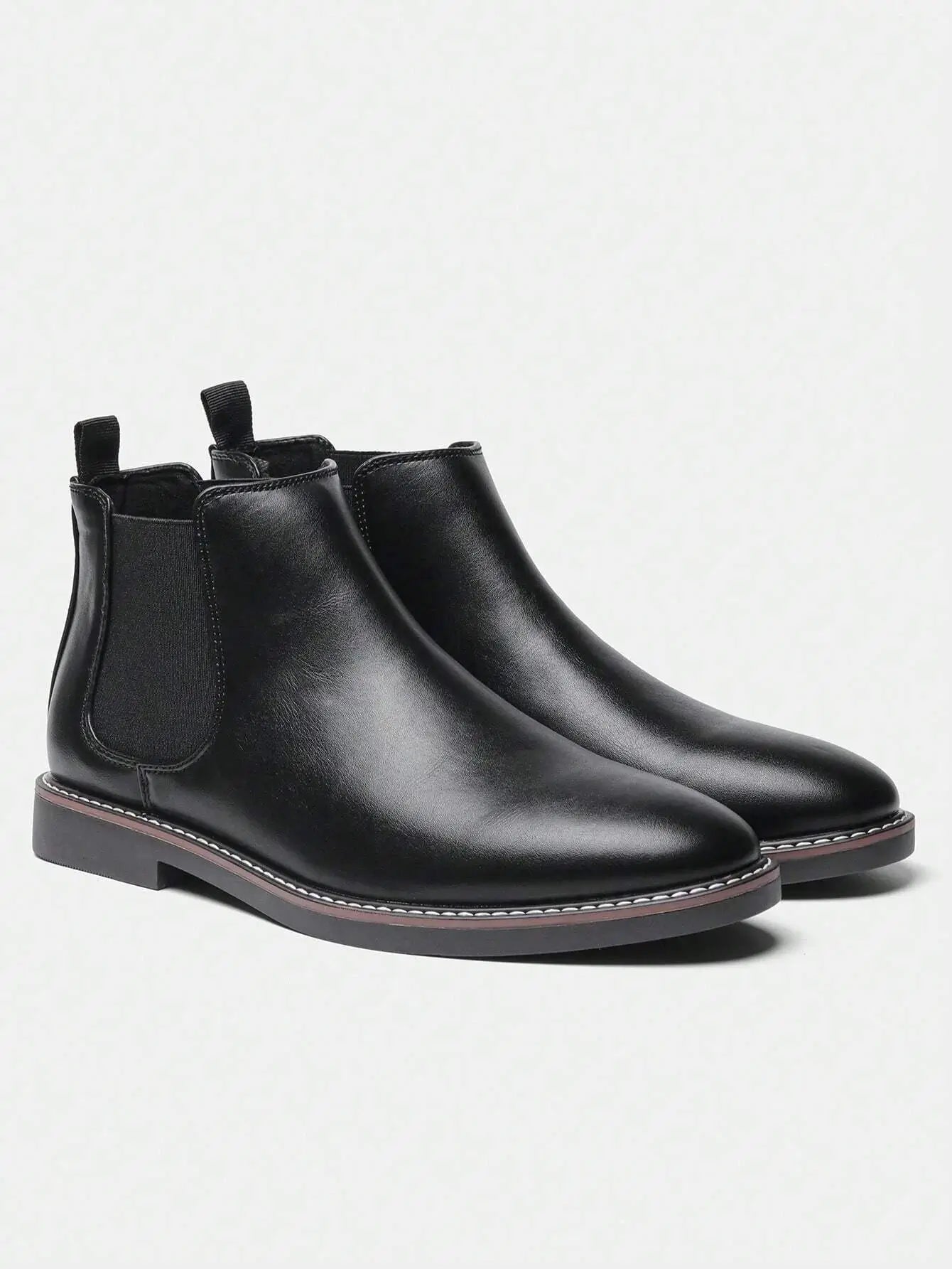 Bottes Chelsea classiques en cuir synthétique de haute qualité, disponibles en noir. Coupe ajustée avec tige haute. Panneaux élastiques et languette pour un enfilage facile, bout rond pour le confort. Semelle en caoutchouc robuste avec coutures visibles. Nettoyage à la main conseillé.
