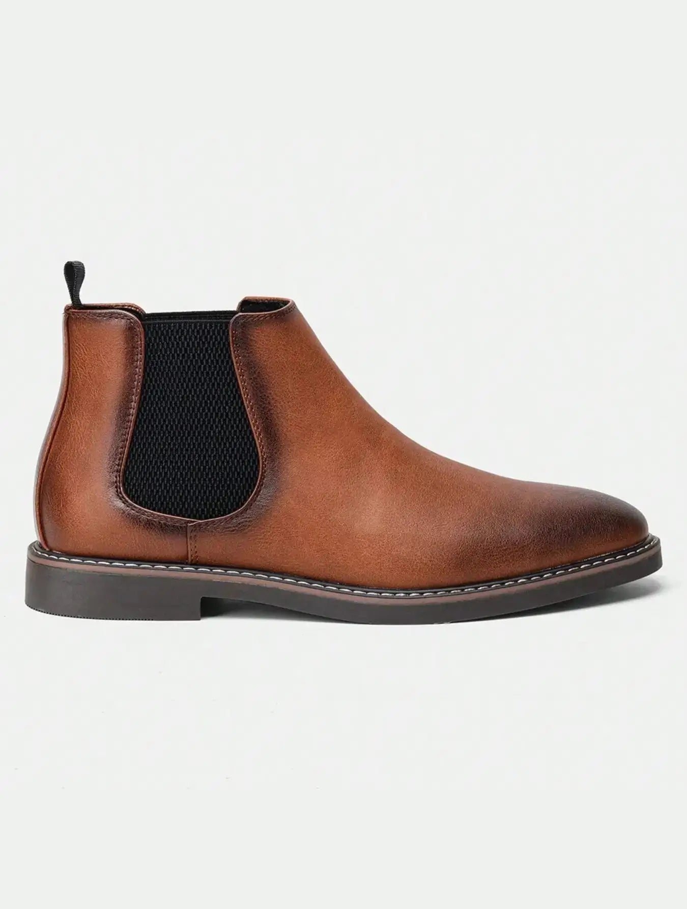 Bottes Chelsea en cuir synthétique tabac avec panneaux élastiques, style élégant et sophistiqué pour hommes.