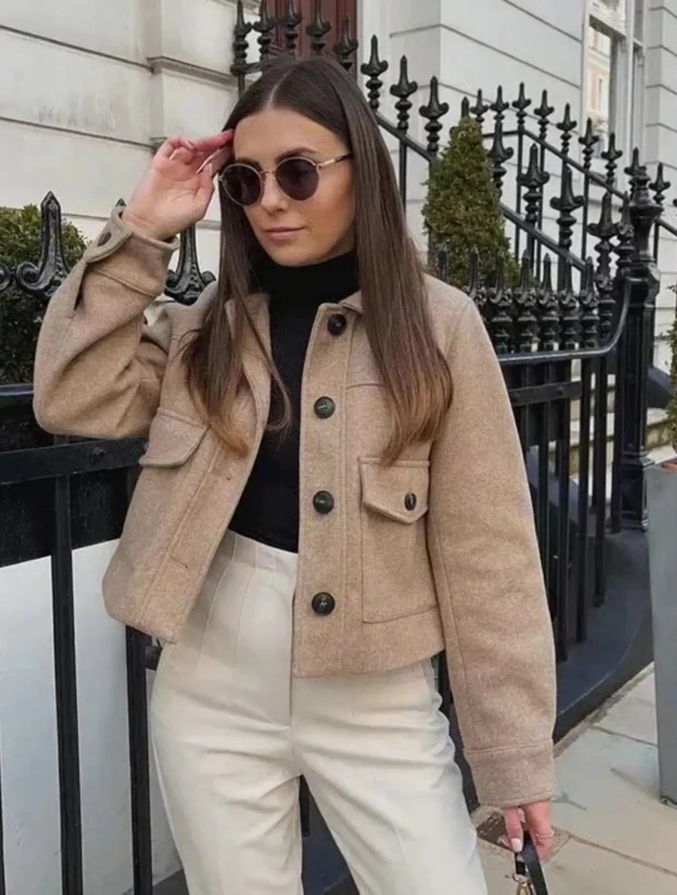 Veste en laine beige de haute qualité, alliant confort et élégance discrète. Sa coupe ajustée avec col classique et manches longues crée une silhouette sophistiquée. Finitions impeccables et détails raffinés. Nettoyage à sec conseillé pour préserver sa qualité.