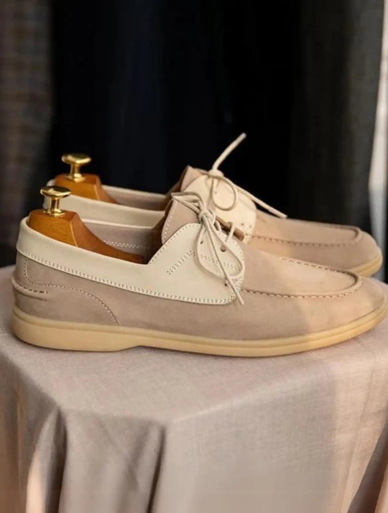 Mocassins en simili daim, beige clair avec accents crème. Silhouette classique et lacets pour un ajustement sur-mesure. Extérieur en simili daim de qualité, intérieur en cuir pour un confort accru. Semelle en caoutchouc épais offrant une bonne traction. Talon renforcé et coutures apparentes. Nettoyage à la main conseillé.