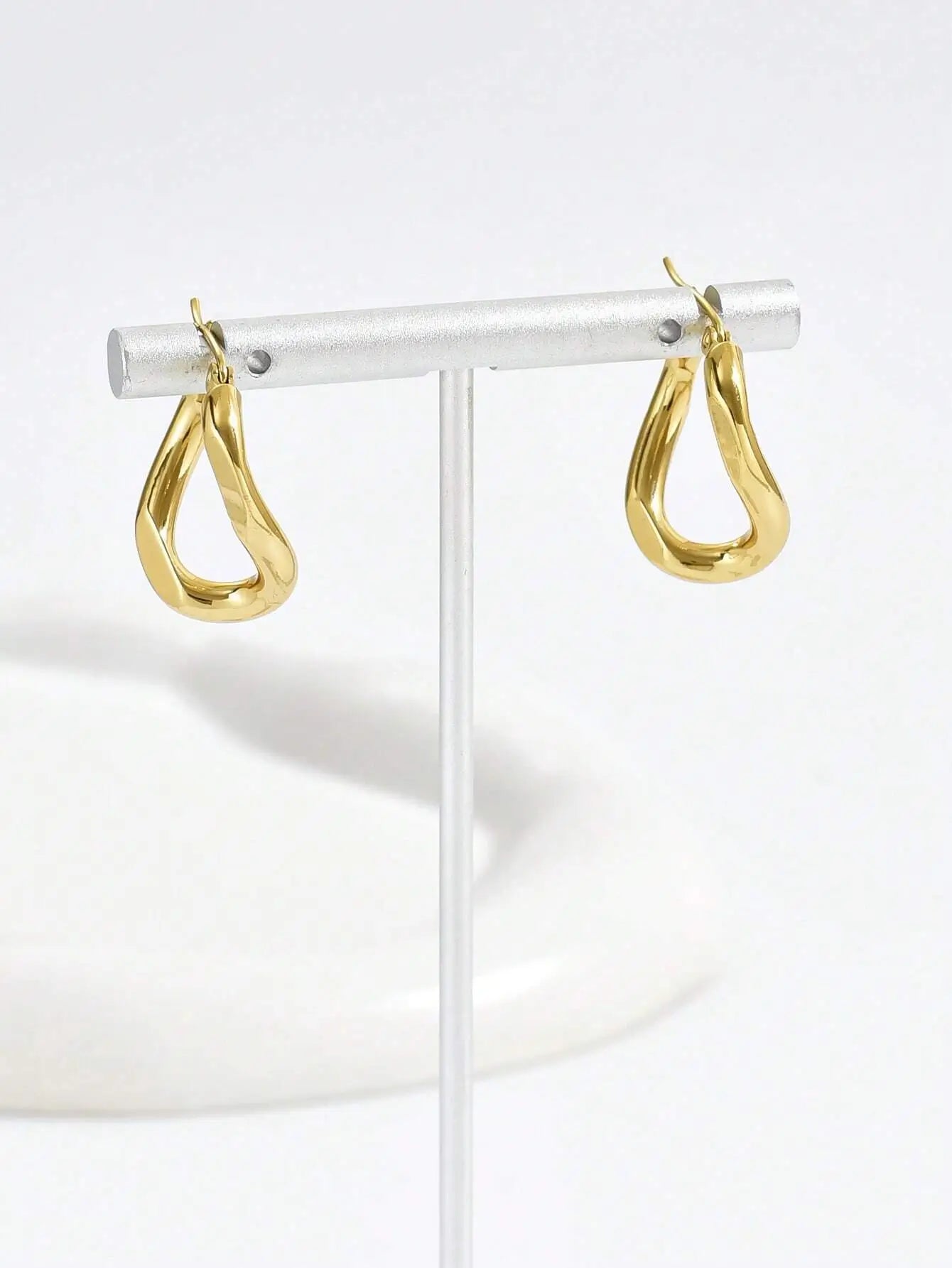 Boucles d'oreilles créoles goutte en alliage plaqué or de haute qualité. Design asymétrique, finition brillante, dimensions 2,5 cm de hauteur et 2,2 cm de largeur. Doré éclatant pour une touche sophistiquée. Nettoyage recommandé avec un chiffon doux.