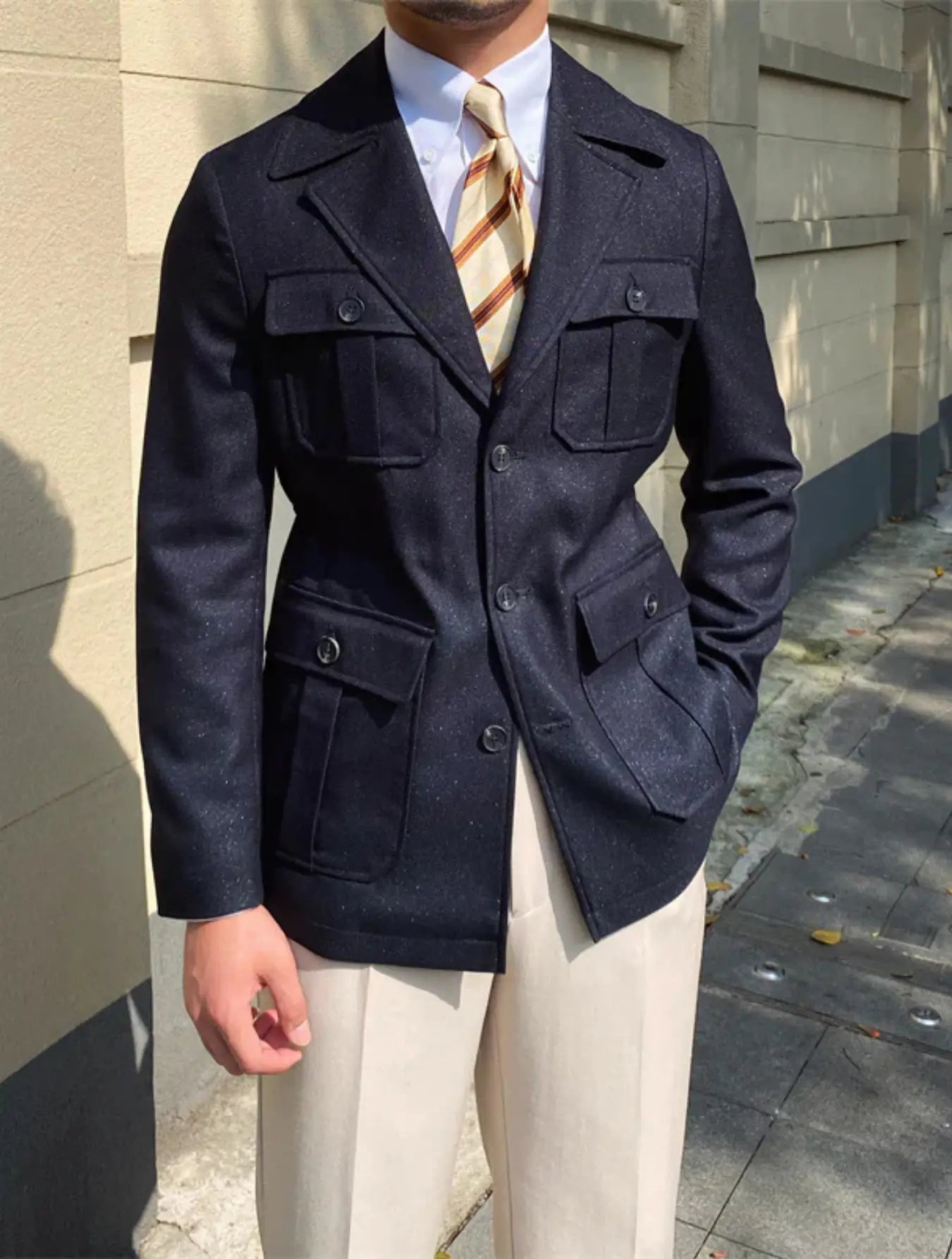 Veste en laine mélangée de qualité, offrant style et confort. Disponible en brun et bleu marine, avec col à revers cranté et épaules structurées pour une silhouette nette. Quatre poches à rabat boutonnées, fermeture à quatre boutons sur le devant, surpiqûres et boutons assortis. Nettoyage à sec recommandé.