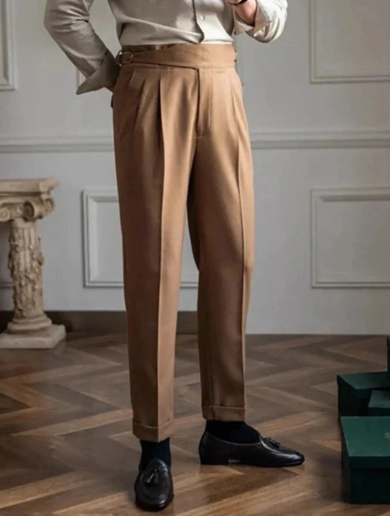 Pantalon taille haute en 100% polyester, résistant aux plis et durable. Coupe droite avec ceinture intégrée, boucle de réglage, plis frontaux et ourlet plié à la cheville. Disponible en blanc cassé, marron et marron clair. Tissu légèrement texturé, doux, avec poches latérales. Lavage en machine à froid recommandé.