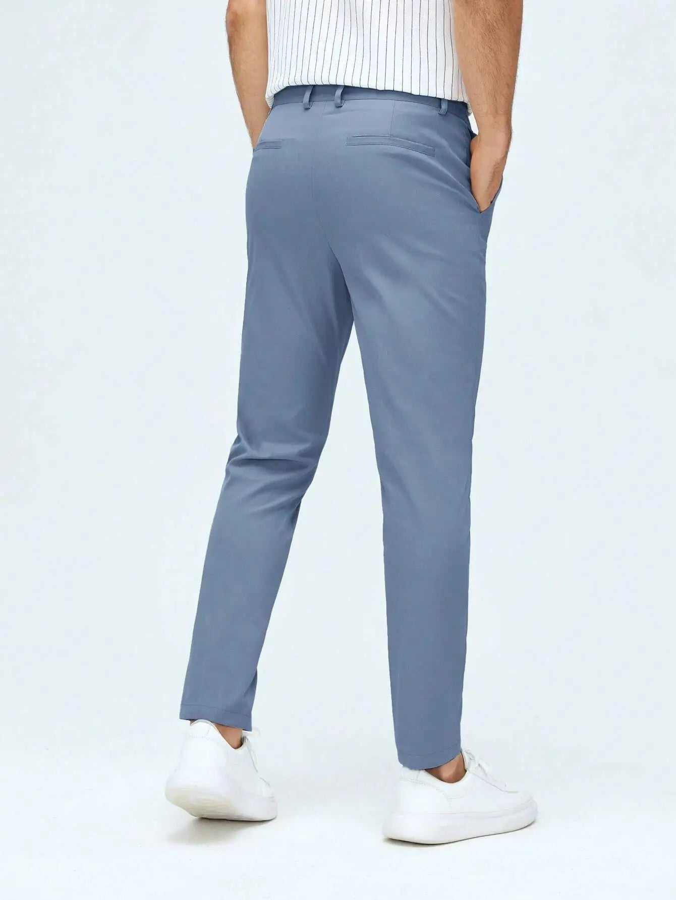 Pantalon élégant en 100% polyester, avec coupe régulière, taille naturelle et fermeture zippée. Disponible en bleu marine, beige et bleu clair. Doté de boutons et poches pour un style pratique et épuré. Lavable en machine ou nettoyage à sec recommandé.