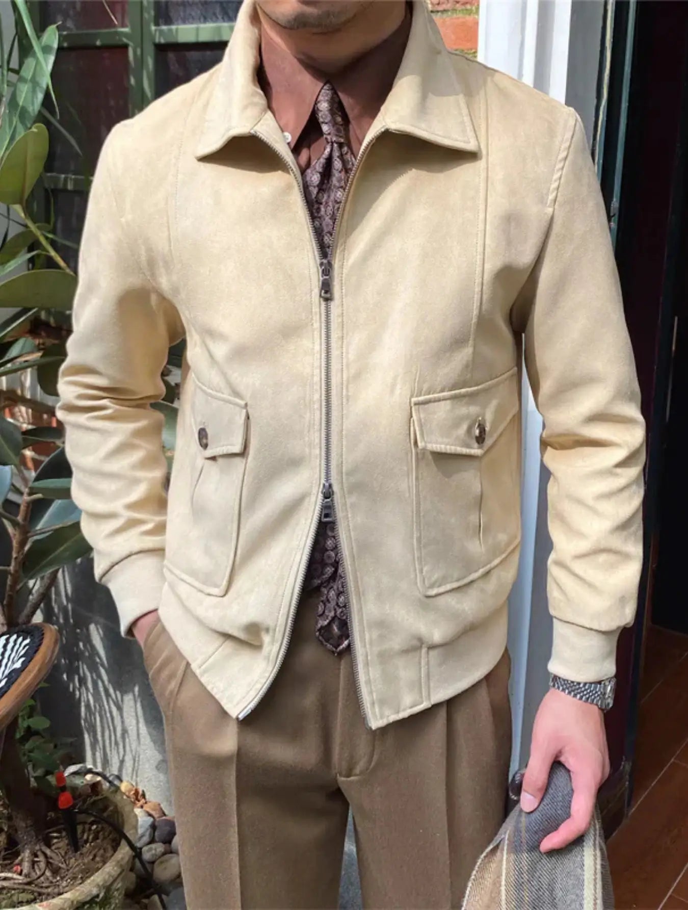 Veste vintage inspirée des années 70 avec coupe ajustée et manches longues. Fermeture éclair avant, col classique rabattu, deux poches poitrine à rabat boutonnées. Poignets et ourlet côtelés pour un style décontracté et chic. Mélange coton-polyester avec doublure satinée pour un confort durable. Disponible en brun clair, beige et gris clair. Lavage en machine à froid recommandé.