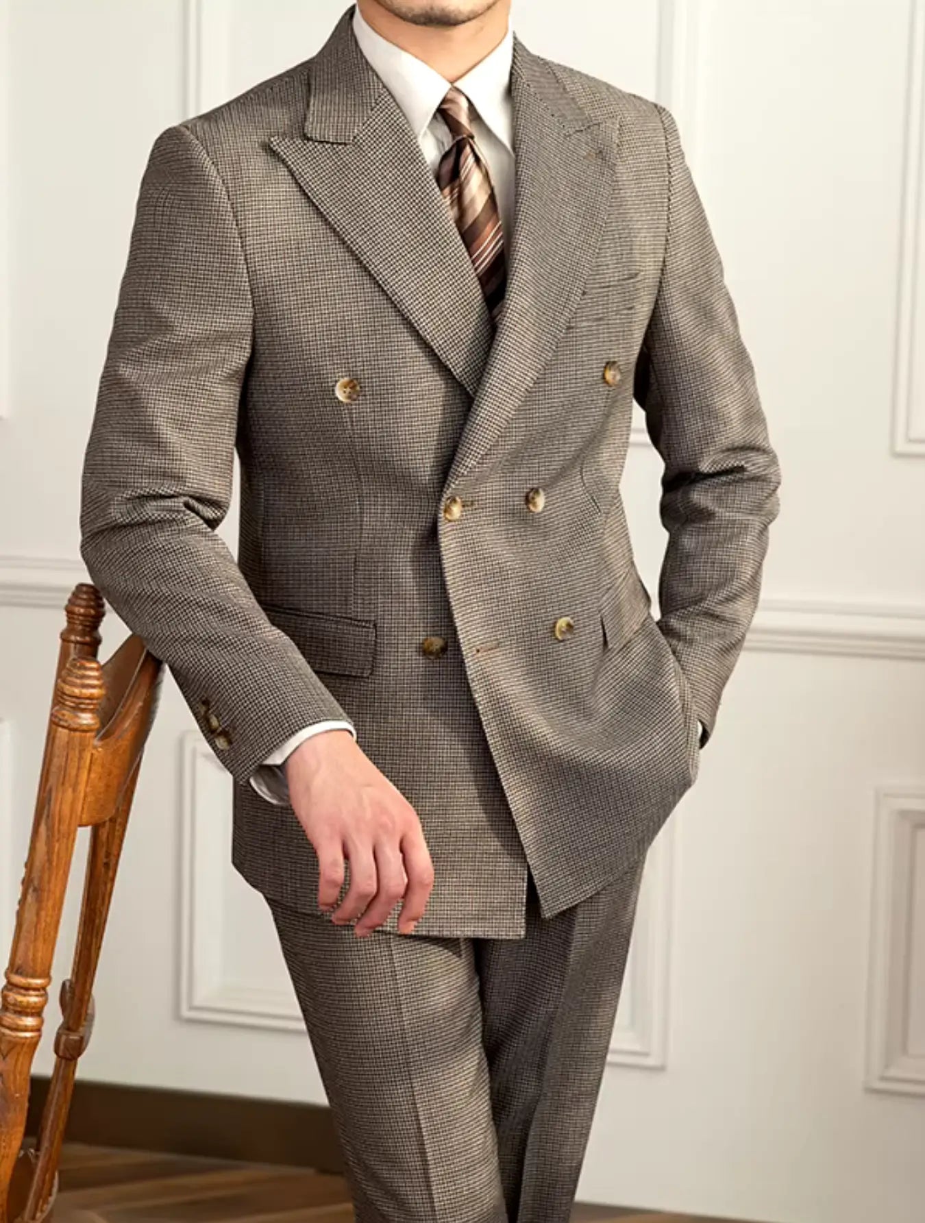 Blazer anglais slim en polyester de qualité, affichant une coupe ajustée et un double boutonnage élégant. Disponible dans des nuances classiques et sobres, il présente des détails soignés inspirés du style britannique. Pour l'entretien, privilégiez un nettoyage délicat.