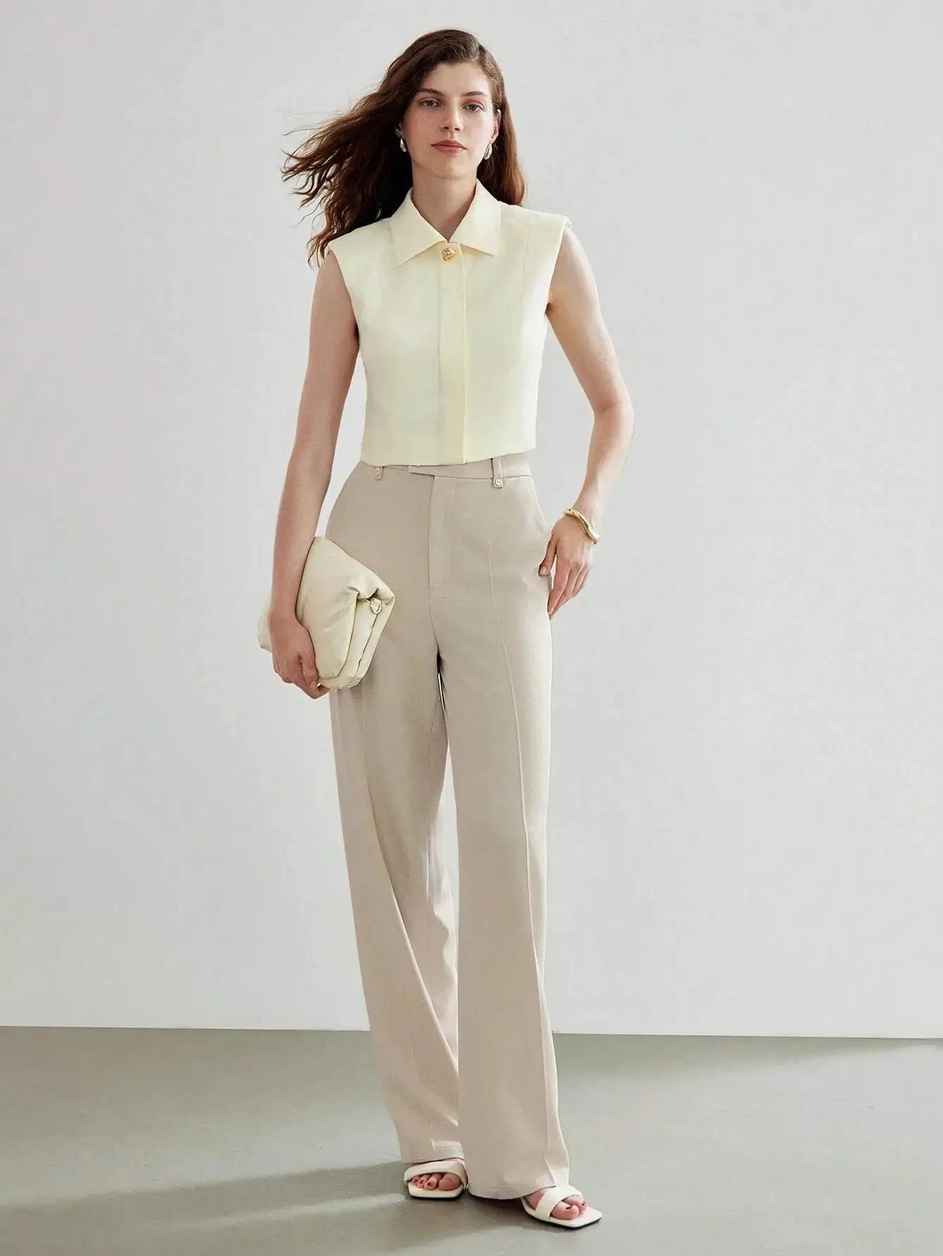 Pantalon blanc en polyester (97%) et élasthanne (3%), offrant confort et tenue impeccable. Sa coupe ajustée dispose d'une fermeture zippée, boutons, et poches intégrées. Ce design épuré se prête à un style discret et sophistiqué. Motif unicolore, non transparent, sans extensibilité. Entretien facile : lavage en machine ou nettoyage à sec.