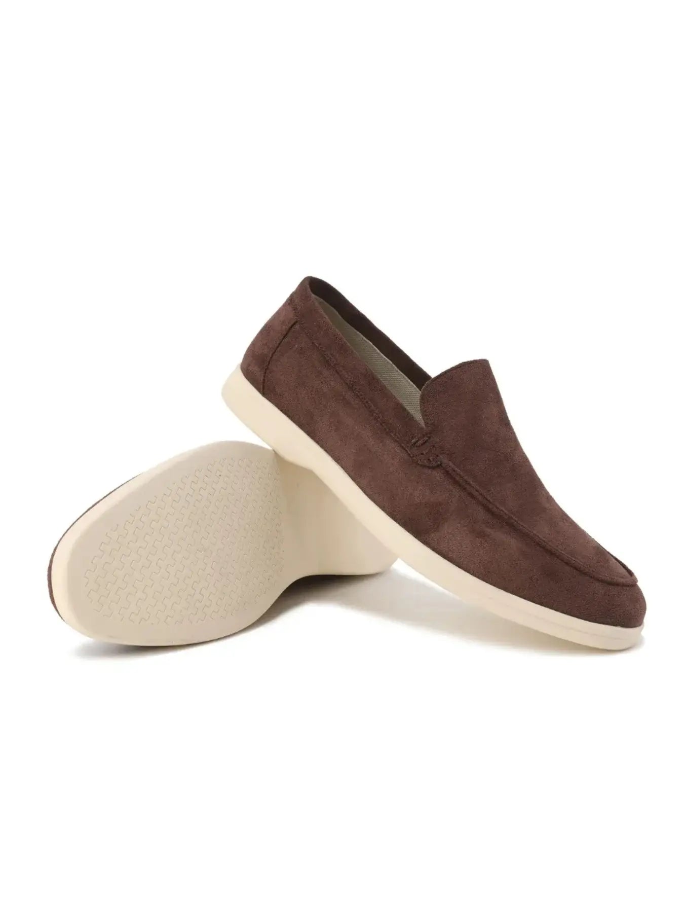 Mocassins en suédine douce avec extérieur en daim de qualité et intérieur en cuir pour un confort durable. Semelle extérieure en caoutchouc texturée, surpiqûres visibles, talon renforcé et semelle intérieure orthopédique rembourrée. Matériaux flexibles et résistants aux plis. Nettoyage à sec recommandé.
