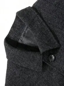 Manteau d'hiver en laine haute qualité, offrant chaleur et longévité. Présente une coupe droite avec col châle et manches longues pour une élégance intemporelle. Disponible en gris anthracite, son design épuré inclut des finitions soignées, coutures discrètes, et poches passepoilées. Nettoyage à sec recommandé.