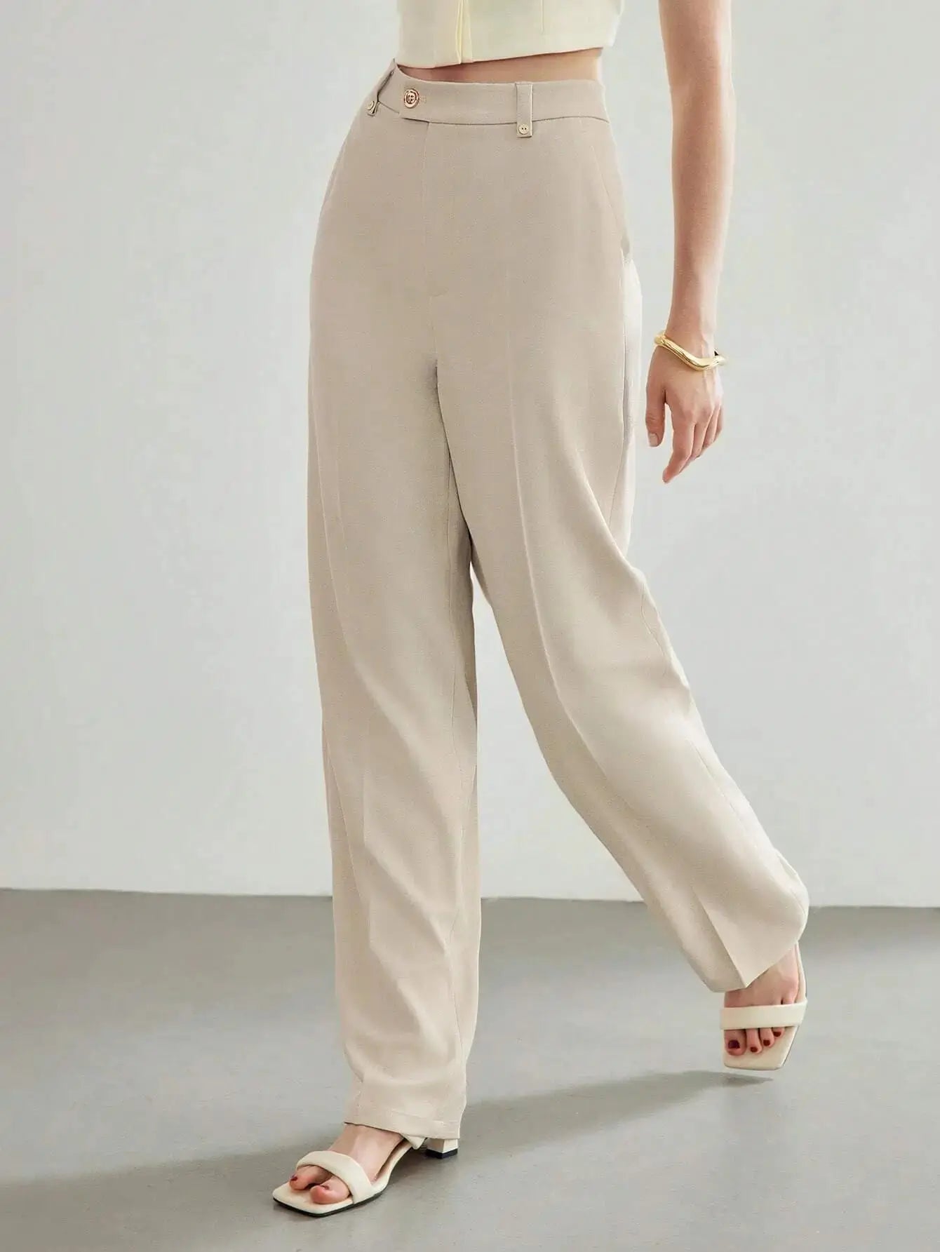 Pantalon blanc en polyester (97%) et élasthanne (3%), offrant confort et tenue impeccable. Sa coupe ajustée dispose d'une fermeture zippée, boutons, et poches intégrées. Ce design épuré se prête à un style discret et sophistiqué. Motif unicolore, non transparent, sans extensibilité. Entretien facile : lavage en machine ou nettoyage à sec.