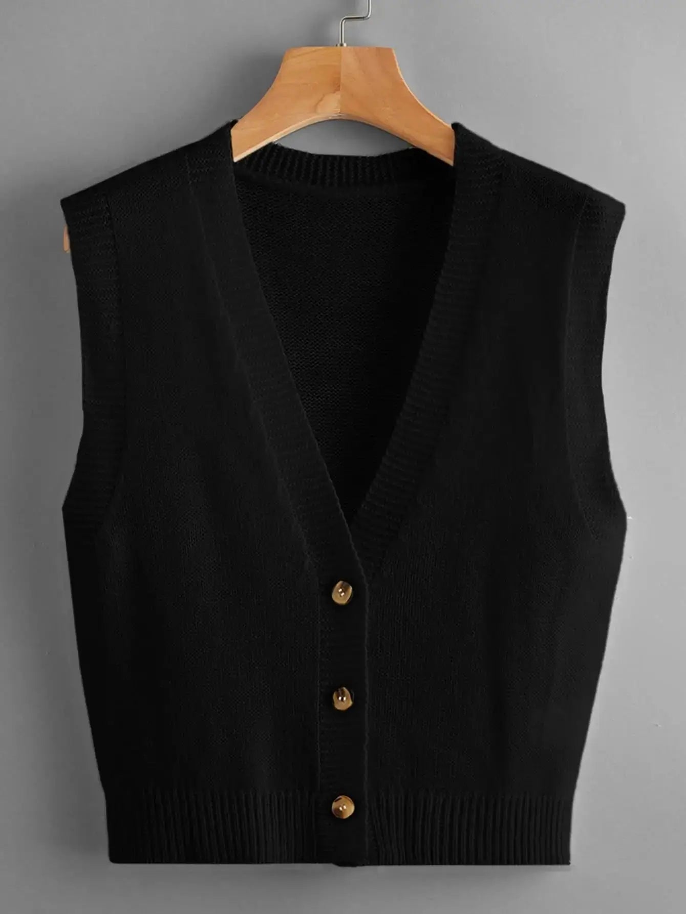 Gilet noir boutonné en 100% acrylique, offrant une douceur agréable. Coupe classique avec encolure en V et design épuré. Disponible en noir, ajoutant une élégance sobre à vos tenues. Motif unicolore sans extensibilité, parfait pour les saisons modérées. Entretien facile : lavage en machine ou nettoyage à sec.