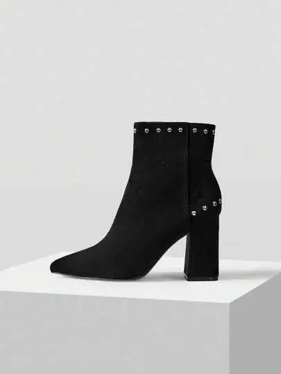 Bottines en suédine noire de qualité supérieure, au design chic avec un bout légèrement pointu et une fermeture éclair latérale. Ornées de clous décoratifs pour un style audacieux, elles possèdent un talon carré épais garantissant confort et stabilité. Couleur noire classique. Nettoyage à la main recommandé pour préserver l'apparence du faux daim.