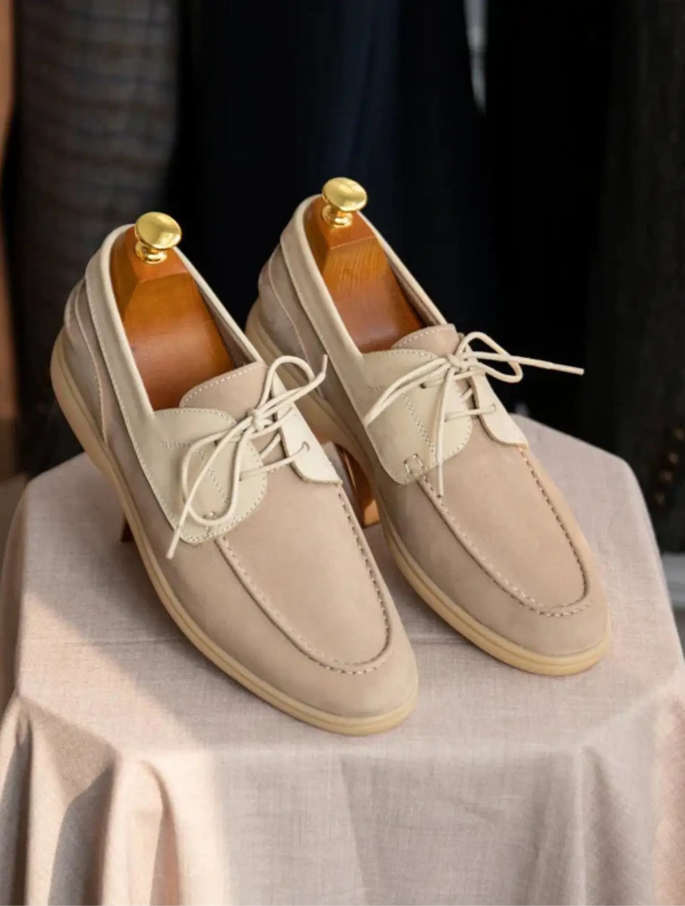 Mocassins en simili daim, beige clair avec accents crème. Silhouette classique et lacets pour un ajustement sur-mesure. Extérieur en simili daim de qualité, intérieur en cuir pour un confort accru. Semelle en caoutchouc épais offrant une bonne traction. Talon renforcé et coutures apparentes. Nettoyage à la main conseillé.