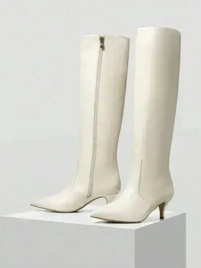 Bottes crème en similicuir pour femme avec talon haut, style élégant et moderne.