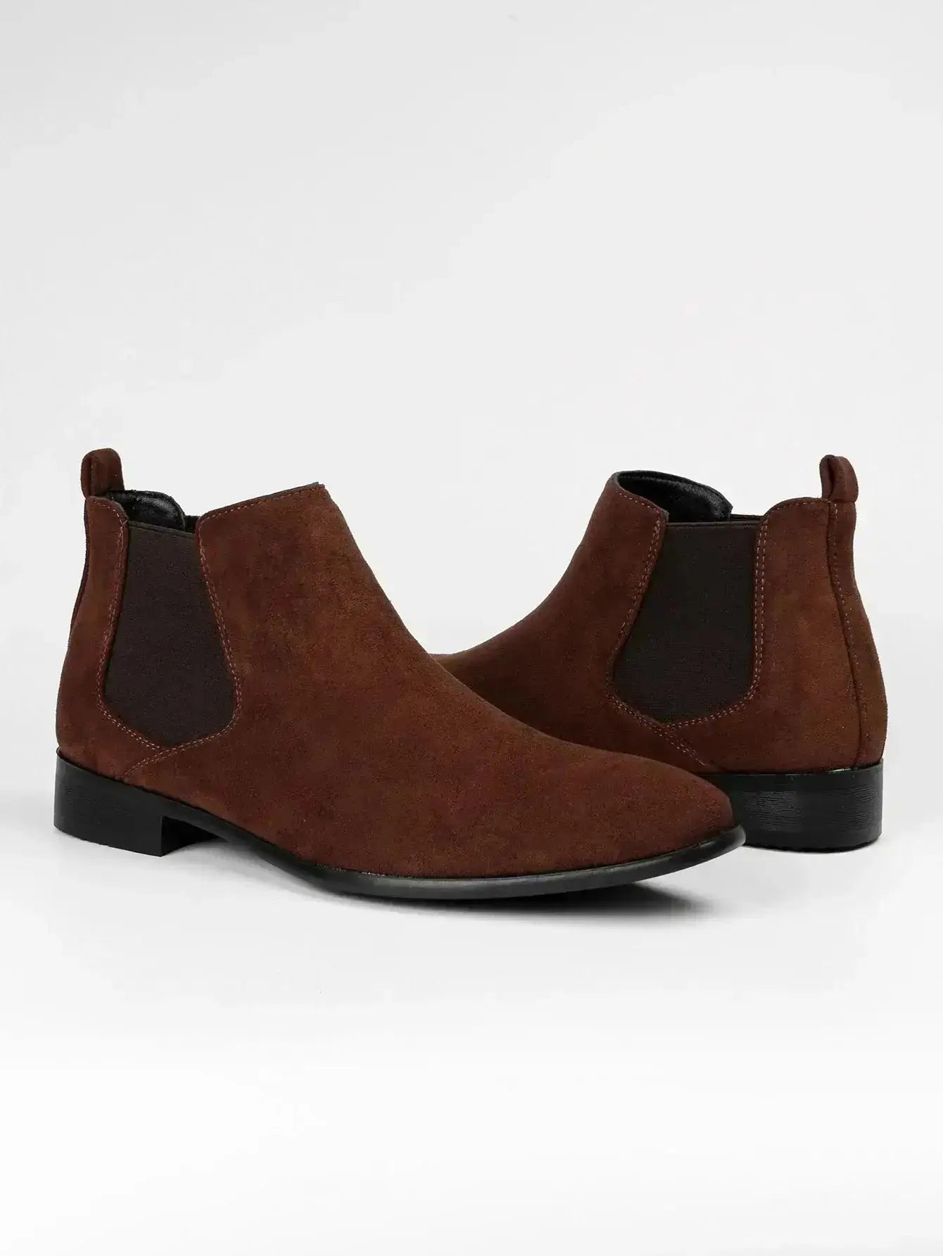 Bottes Chelsea marron en suédine pour hommes, élastiques latéraux, style moderne et élégant, talon carré moyen.