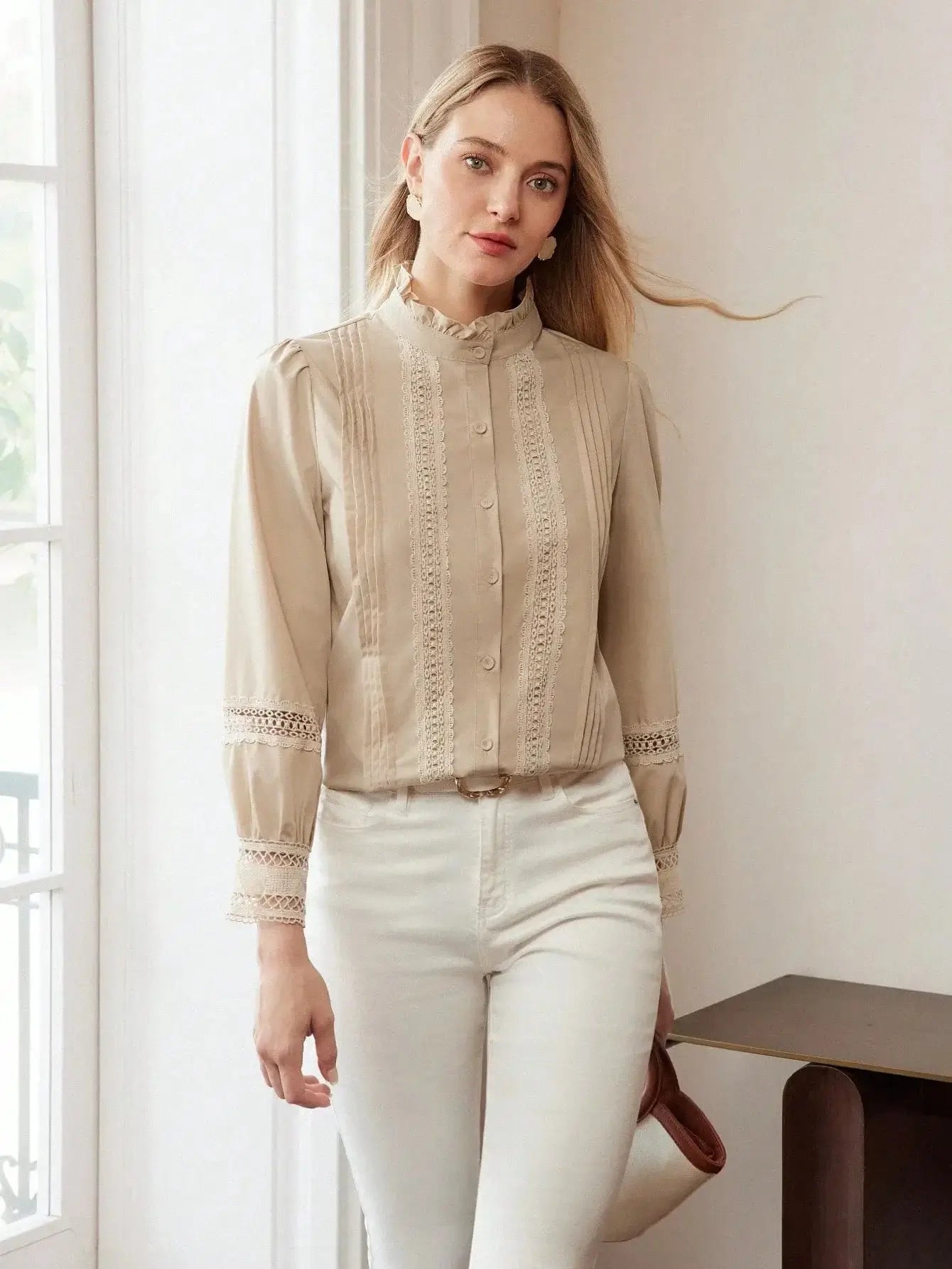 Chemise Dentelle Élégante en dentelle de coton mélangé, douce et durable. Elle présente un col classique, des manches longues et une coupe ajustée pour une silhouette distinguée. Teinte beige pour une élégance sobre, avec motifs floraux délicats, boutons en nacre et finitions soignées. Entretien par lavage à la main ou nettoyage à sec recommandé.