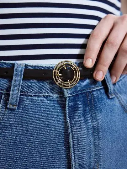 Ceinture en similicuir noir au design minimaliste, ornée d'une boucle circulaire dorée. Raffinée et non extensible, elle confère une élégance subtile aux tenues. Nettoyage à sec recommandé.