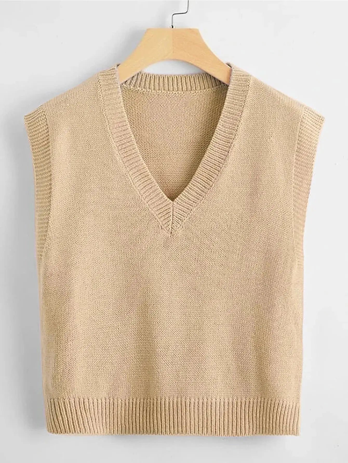 Top en tricot en 100% acrylique, offrant douceur et légèreté. Ce modèle présente une coupe courte avec col en V, dans une teinte tabac élégante. Design unicolore sans extensibilité. Entretien par lavage en machine ou nettoyage à sec professionnel recommandé.