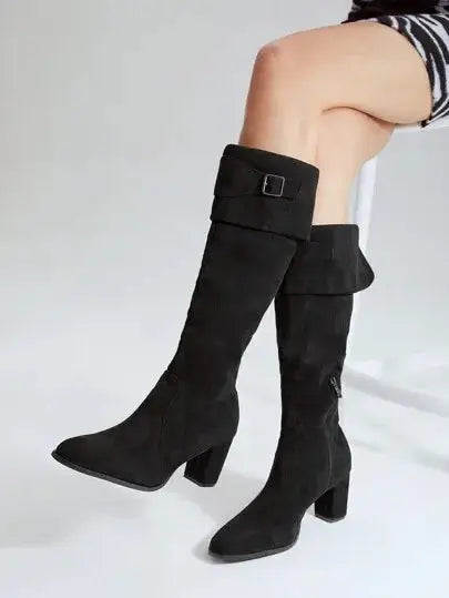 Bottes Noires à Boucle et Talon

Confectionnées en cuir noir de haute qualité, ces bottes allient élégance et confort. Dotées d'un talon carré et d'une boucle raffinée, leur design épuré et coupe ajustée rehaussent toute garde-robe sophistiquée. Les finitions soignées et la doublure intérieure douce offrent un confort optimal. Pour préserver la souplesse et l'éclat du cuir, un nettoyage à la main est recommandé.