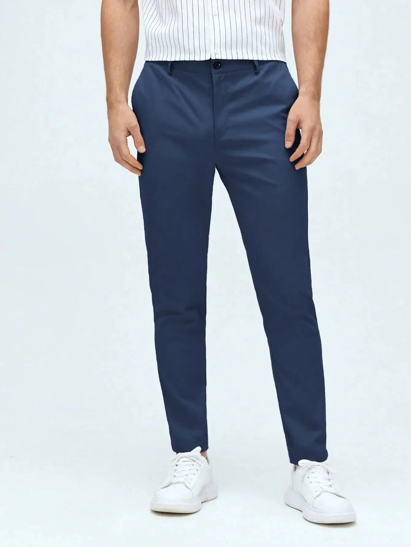 Pantalon élégant en 100% polyester, avec coupe régulière, taille naturelle et fermeture zippée. Disponible en bleu marine, beige et bleu clair. Doté de boutons et poches pour un style pratique et épuré. Lavable en machine ou nettoyage à sec recommandé.