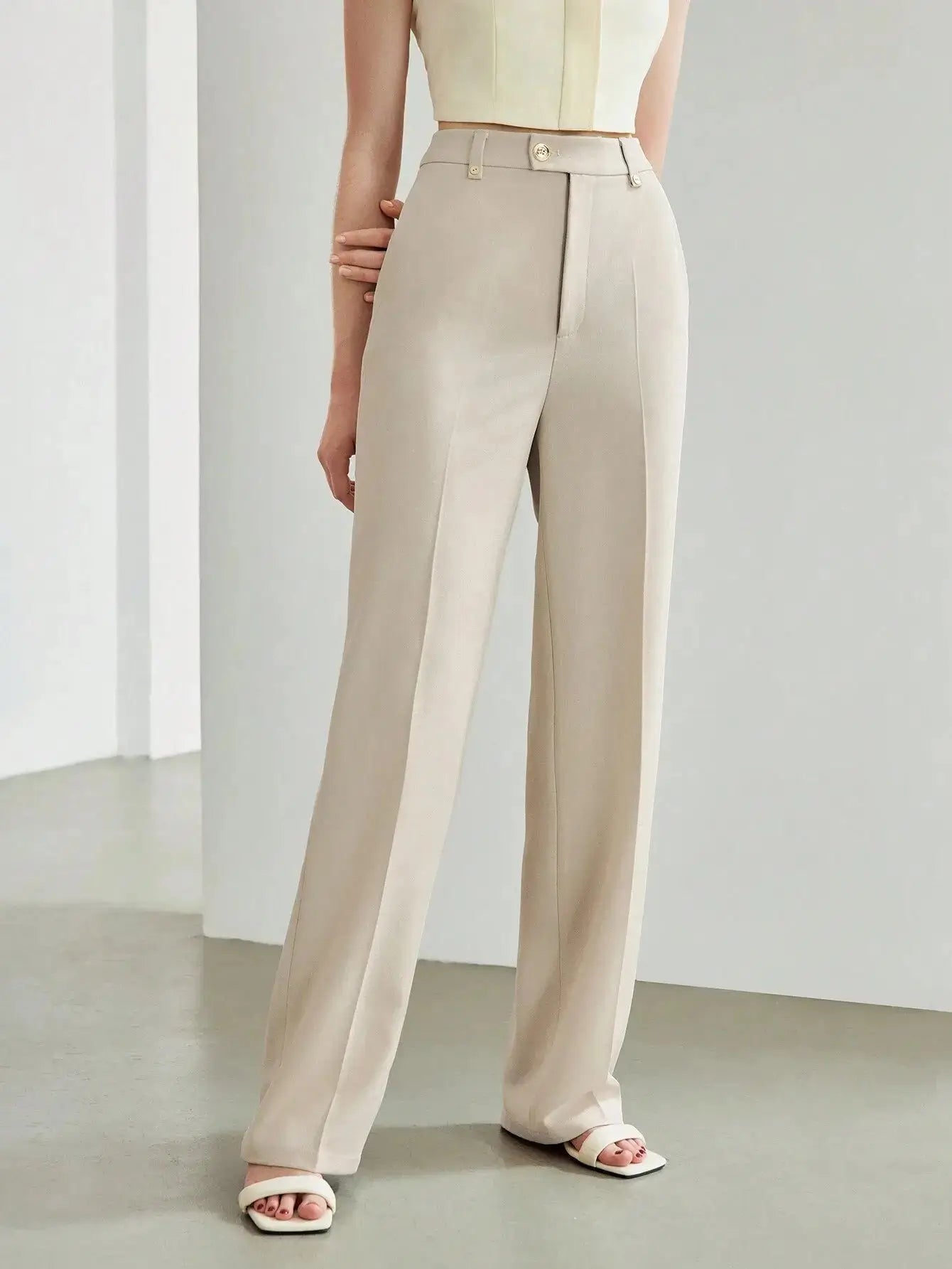 Pantalon blanc en polyester (97%) et élasthanne (3%), offrant confort et tenue impeccable. Sa coupe ajustée dispose d'une fermeture zippée, boutons, et poches intégrées. Ce design épuré se prête à un style discret et sophistiqué. Motif unicolore, non transparent, sans extensibilité. Entretien facile : lavage en machine ou nettoyage à sec.