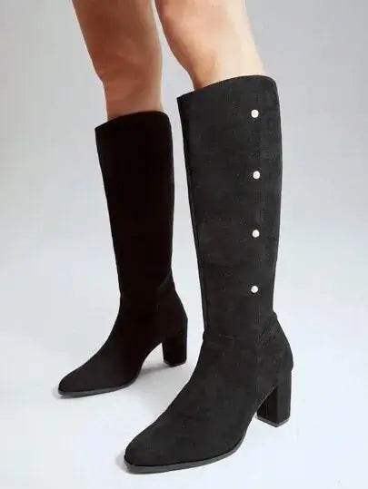 Bottes Noires Perles

Fabriquées en cuir souple, ces bottes allient confort et détails raffinés. Elles présentent une coupe ajustée ornée de perles et une semelle intérieure rembourrée pour un confort optimal. La couleur noir profond et le talon carré assurent une stabilité élégante. Entretien : nettoyage à sec recommandé; éviter l'humidité pour conserver la qualité du cuir.