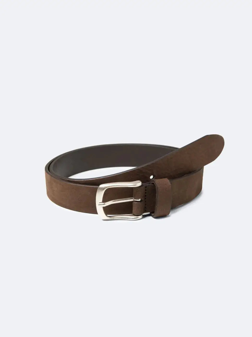 Ceinture en cuir lisse marron foncé, conçue pour un style classique et intemporel. Dotée d'une boucle rectangulaire en métal argent vieilli, elle offre un ajustement polyvalent grâce à ses cinq trous. Unisexe, elle rehausse toutes les tenues. Nettoyage à sec recommandé pour préserver la qualité du cuir.