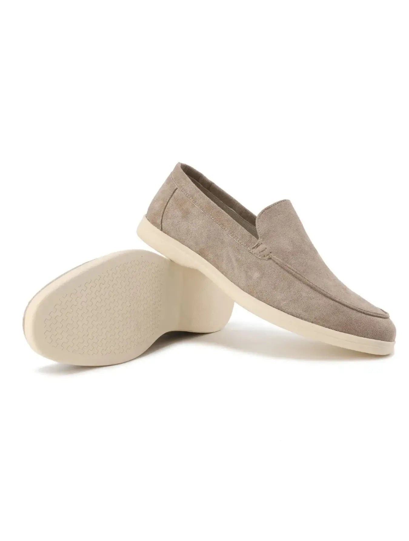 Mocassins en suédine douce avec extérieur en daim de qualité et intérieur en cuir pour un confort durable. Semelle extérieure en caoutchouc texturée, surpiqûres visibles, talon renforcé et semelle intérieure orthopédique rembourrée. Matériaux flexibles et résistants aux plis. Nettoyage à sec recommandé.
