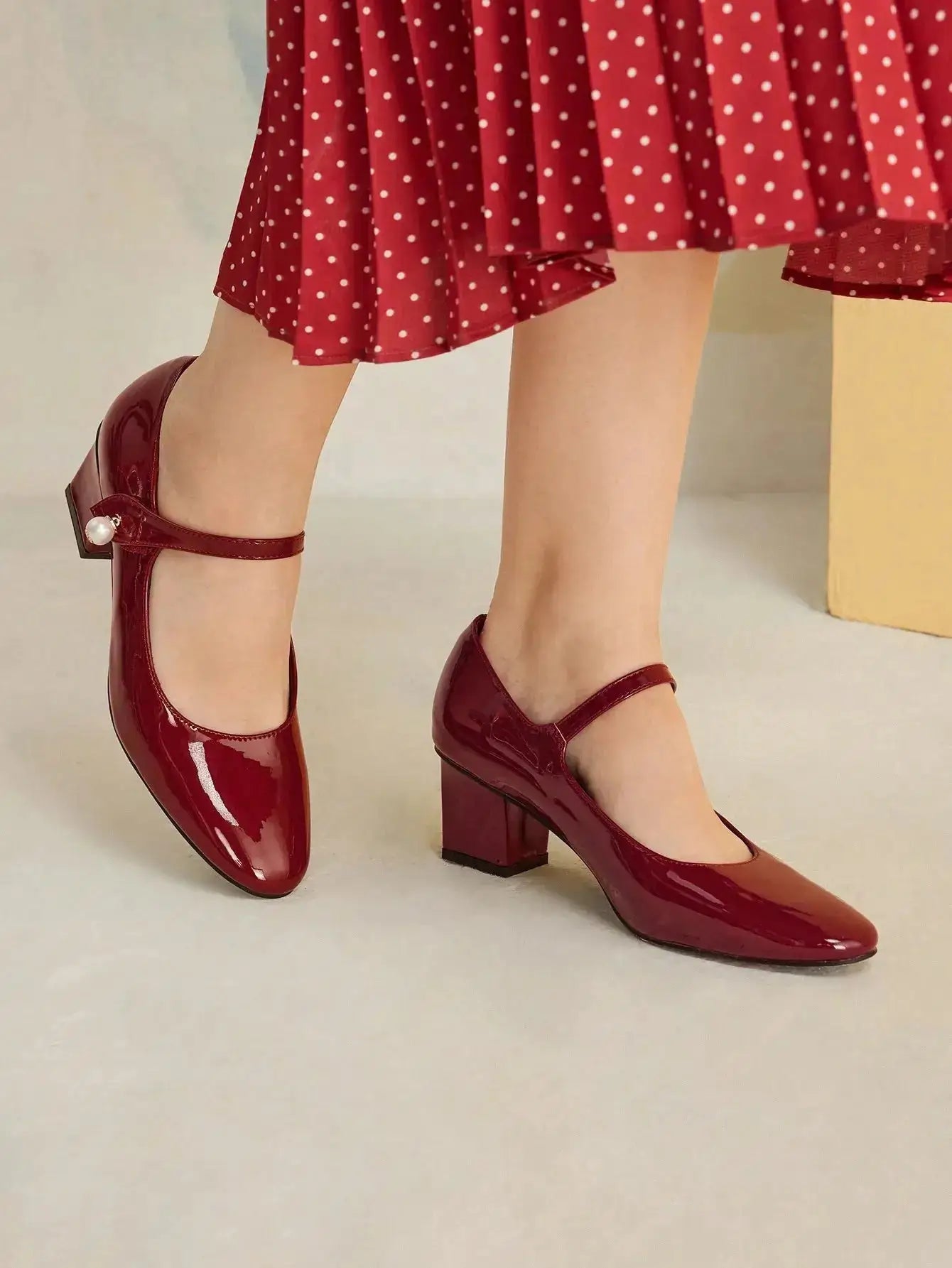 Chaussures Mary Jane Bordeaux.

Découvrez le raffinement avec notre paire en cuir de qualité supérieure, souple et durable. Dotées d'une bride délicate et d'un bout arrondi, ces chaussures affichent un design épuré dans une teinte bordeaux profond. Elles allient confort et élégance grâce à leur semelle intérieure confort et à leurs détails cousus main. Pour préserver leur souplesse, un nettoyage à la main est recommandé.