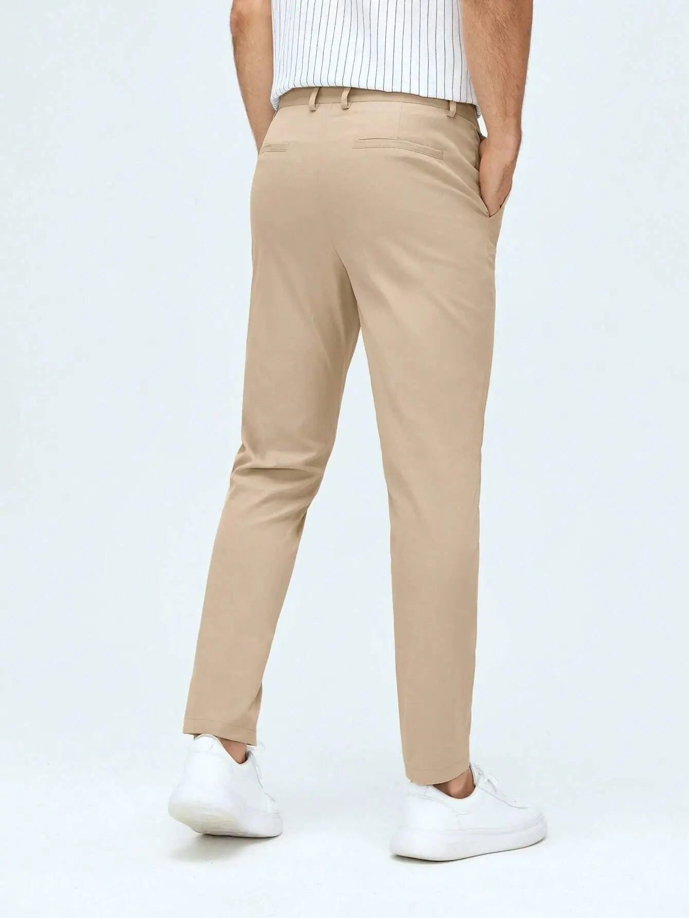 Pantalon élégant en 100% polyester, avec coupe régulière, taille naturelle et fermeture zippée. Disponible en bleu marine, beige et bleu clair. Doté de boutons et poches pour un style pratique et épuré. Lavable en machine ou nettoyage à sec recommandé.