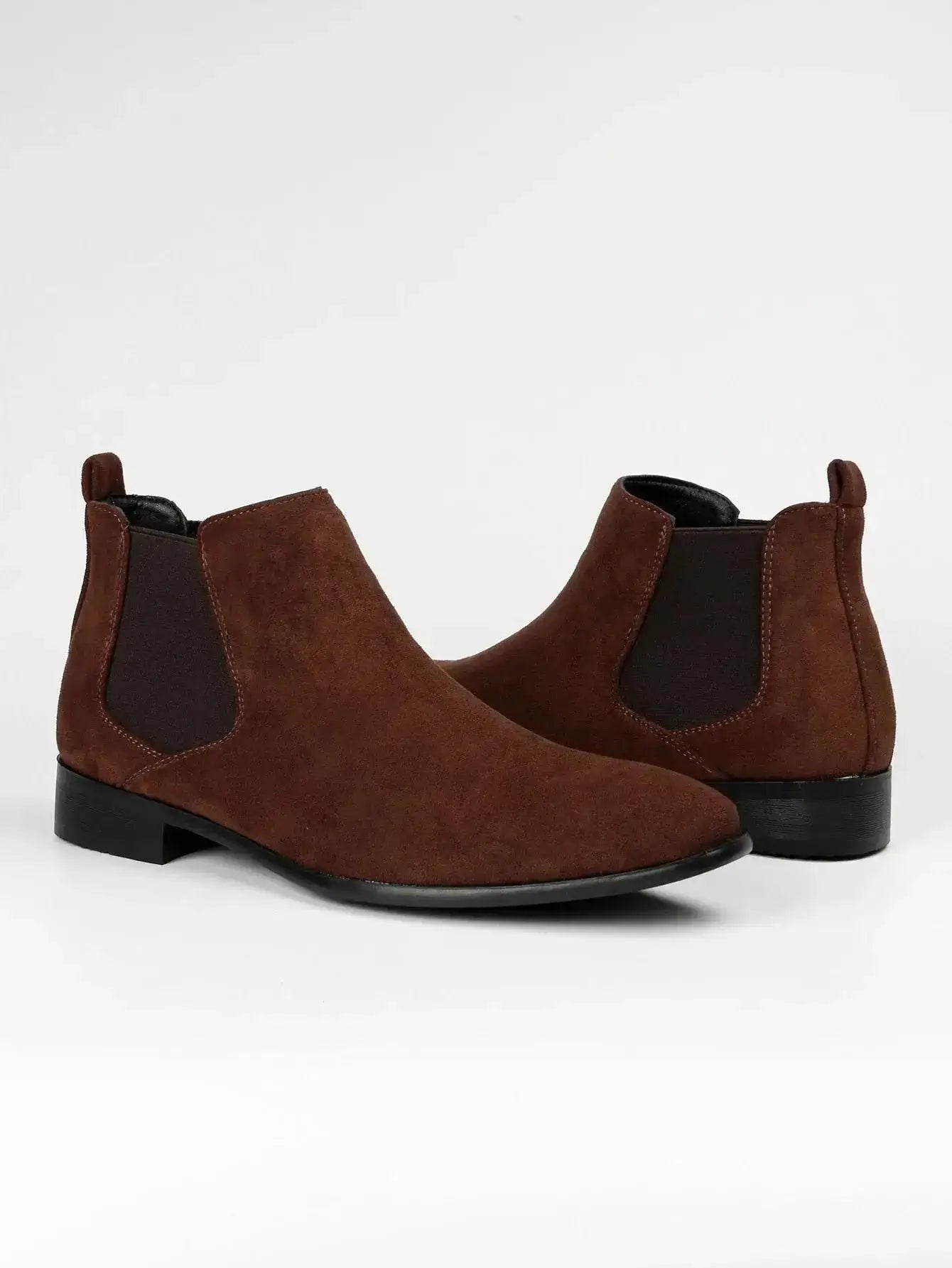 Bottes Chelsea marron en suédine avec élastiques latéraux, talon carré moyen, style élégant et confortable pour unisex.